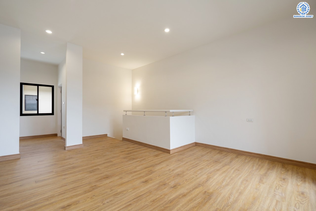 บ้านมือสองตกแต่งใหม่ ม.ซิกเนเจอร์ กัลปพฤกษ์ พร้อมสิ่งอำนวยความสะดวกครบครัน หลังใหญ่ 3 ชั้น บนเนื้อที่ 17 ตร.ว. พื้นที่ใช้สอย 140.5 ตร.ม. ฟังก์ชัน พร้อม 3 ห้องนอน 3 ห้องน้ำ จอดรถได้ 1 คัน บนทำเลคุณภาพติดถนนกัลปพฤกษ์ ตอบโจทย์ทุกการเดินทาง ใกล้รถไฟฟ้า " สถานีหลักสอง "